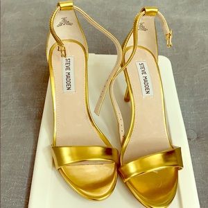 Steve Madden gold shoes in size 6.
